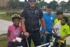 Bridgeport Police Officer posing with a group of Bridgeport kids.
